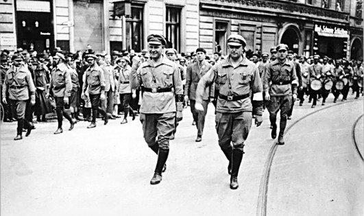 Ernst Thälmann auf dem 3. Reichstreffen des RFB vom 5.-6. Juni 1927 im Schiller-Park in Berlin-Wedding