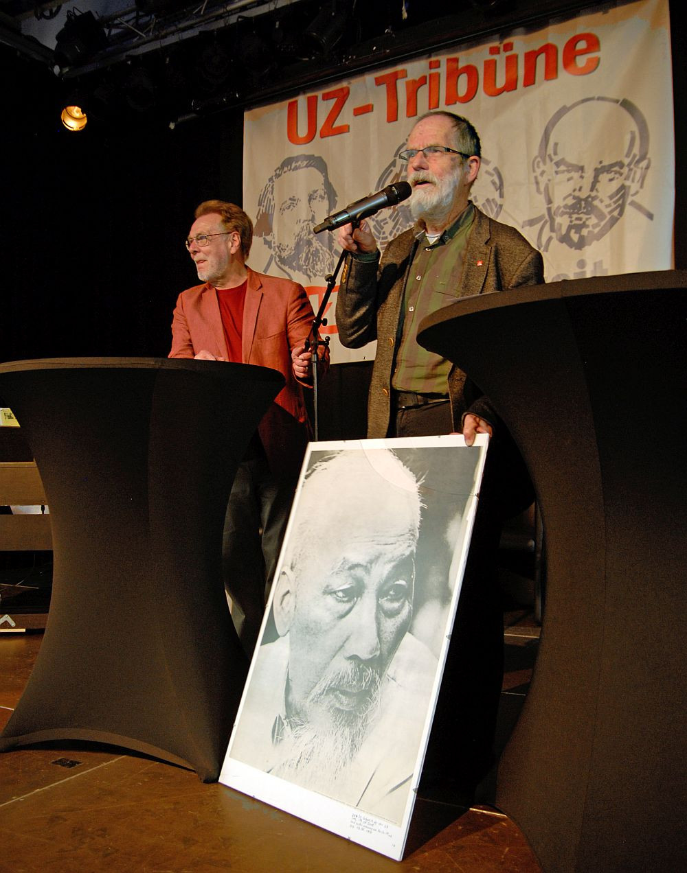 Ein Vorbild zum Geburtstag: Stefan Kühner (r.) schenkte UZ ein Porträt von Ho Chi Minh, das so alt ist wie die Zeitung.