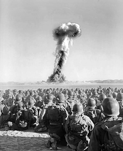 Mitten im Kalten Krieg: Operation Buster-Dog im Jahr 1951. Insgesamt 2796 Soldaten beobachten im Rahmen des Manövers „Desert Rock I“ die Explosion und die radioaktive Wolke aus knapp 11 Kilometern Entfernung. Acht Minuten nach der Explosion erreichte die