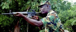 So sieht deutsche Entwicklungshilfe aus: Ein Soldat aus Ghana bei einer Übung am „Kofi Annan International Peacekeeping Training Center“, das von der Bundesregierung mit finanziert wird. (Foto: Gemeinfrei)