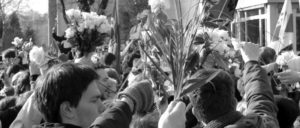 Protest mit weißen Rosen am Geschwister-Scholl-Gymnasium (Foto: Bettina Ohnesorge)