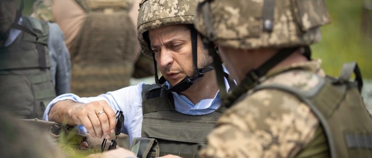 Besonders friedlich sieht er nicht aus: der ukrainische Präsident Selenskij  bei einer Miltärübung. (Foto: www.president.gov.ua)