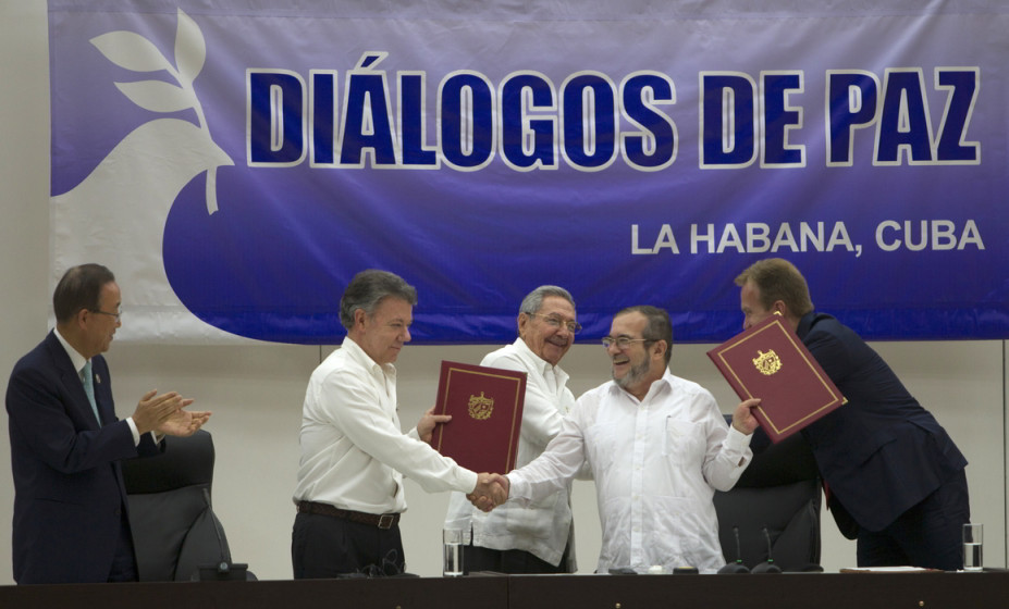 Haben unterschrieben: Kolumbiens Präsident Santos (l.) und FARC-Kommandant Jimenez (2. v. r.), bezeugt von Raúl Castro