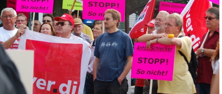 Die Machenschaften des feinen „Herrn“ aus Ehingen öffentlich kritisiert: Protestkundgebung gegen Anton Schlecker am 7. August 2009 im südhessischen Groß-Bieberau (Foto: privat)