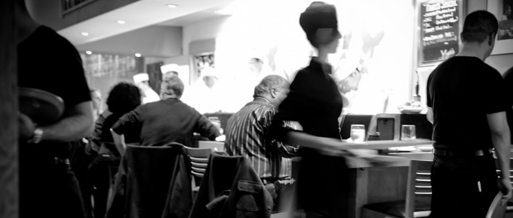 Zwölf Stunden täglich auf den Beinen: Diese Horrorvision und teilweise Wirklichkeit der Beschäftigten in der Gastronomie ist die Wunschvorstellung der „Arbeitgeber“. (Foto: [url=https://www.flickr.com/photos/neilconway/6859942847/]Neil Conway/flickr.com[/url])