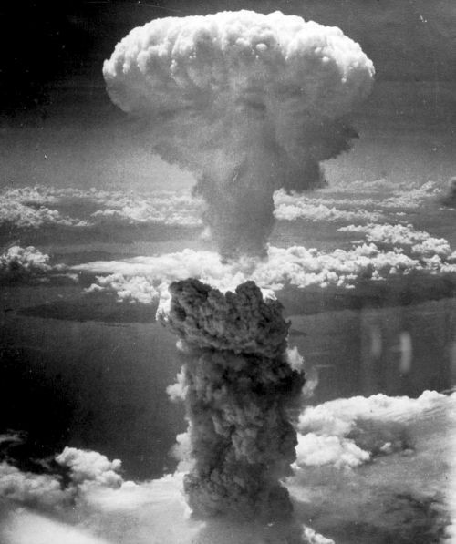 Auch für den Angriff auf die Sowjetunion geplant: Atomwaffen. (Hier der Atompilz des Bombenabwurfs auf Nagasaki, 9. August 1945. In Nagasaki starben 70 000 Menschen, viele weitere an den Folgen)