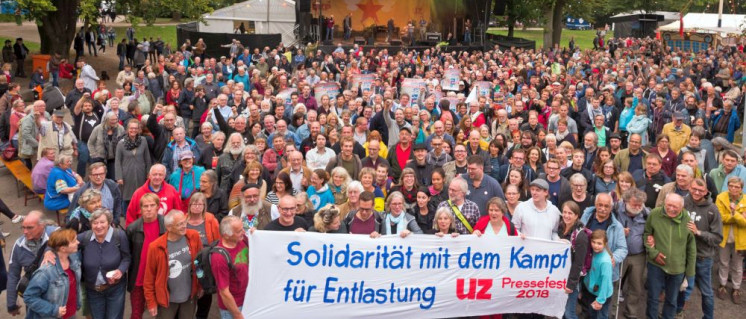 Soli-Aktion für die Kolleginnen und Kollegen in der Pflege vor der Hauptbühne des UZ-Pressefestes (Foto: Jo)