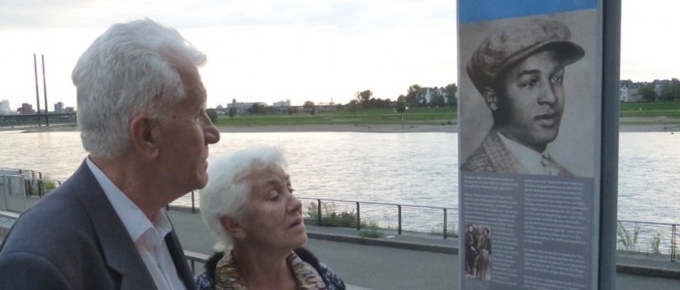 Der ehemalige Zwangsarbeiter Wladimir Naumov und seine Frau am Gedenkmal für Hilarius Gilges am Rhein (Foto: Bettina Ohnesorge)