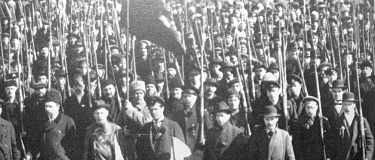 Sie waren angetreten, um Frieden und Brot zu erkämpfen: Mitglieder des ersten Regiments der Roten Garden, aus denen später die Rote Armee hervorging (Herbst 1917, Petrograd). (Foto: Public Domain)