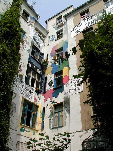 „Wenn Räumung, dann Beule“, steht auf dem Transparent rechts oben im Innenhof des Hauses Rigaer Straße 94 in Berlin-Friedrichshain. Die Kiezbewohner setzen auf verschiedene Formen des Widerstandes.