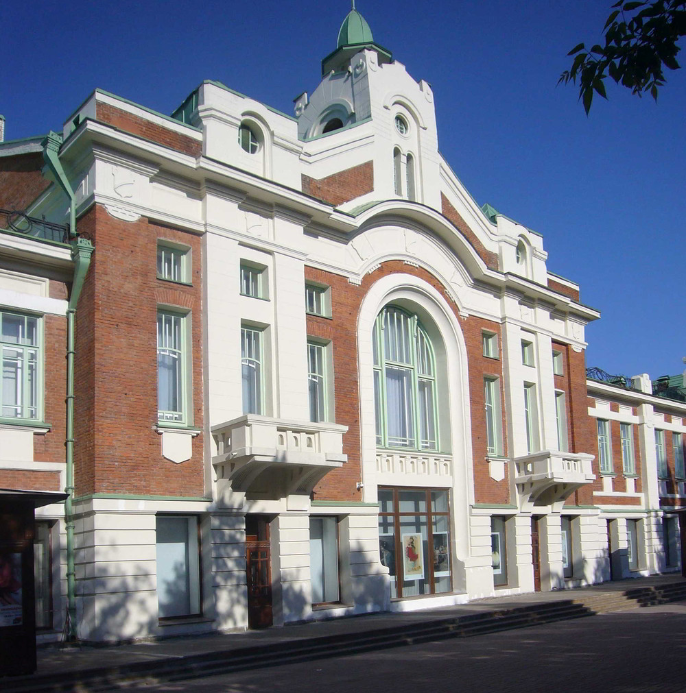 Das heutige Museum der Geschichte in Nowosibirsk wurde 1910 von A. D. Krjatschkow geplant als Handelshaus mit der Stadt-Duma und der Filiale der Staatsbank. Es ist architektonische Repräsentation der wichtigsten öffentlichen Einrichtungen dieser Zeit.