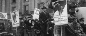 Wahlen zur Nationalversammlung am 19.1.1919: Wahlpropaganda-Korso der Sozialdemokraten in Berlin (Foto: Bundesarchiv, Bild 146-1972-033-15 / Gebrüder Haeckel)
