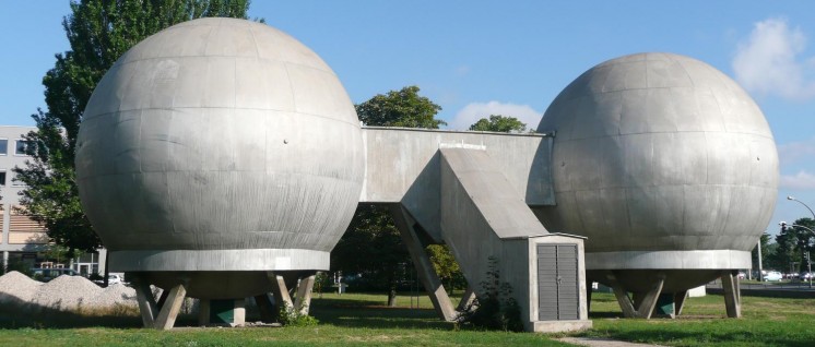 Die Kugellabore auf dem früheren Gelände der Akademie der Wissenschaften der DDR stehen noch heute … (Foto: wikimedia.org/public domain)