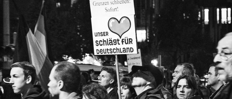 400 LEGIDA TeilnehmerIinnen demonstrierten am 23. September in der Leipziger Innenstadt. Doch die Zahl derjenigen, die sich an Aktionen von Pegida und Co. beteiligen, wächst wieder bedrohlich … (Foto: Caruso Pinguin/flickr.com/CC BY-NC 2.0)