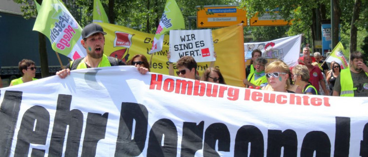 Streikende Kolleginnen und Kollegen der Uniklinik Homburg auf der ver.di-Demonstration am 20. Juni in Düsseldorf (Foto: Werner Sarbok)