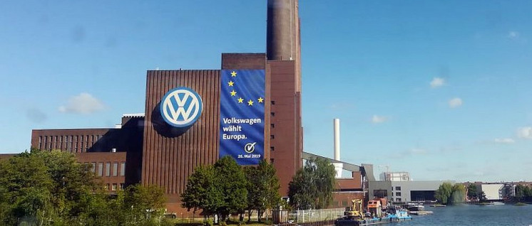 Deutsche Konzerne wissen, warum „Europa“ ein Glücksfall für sie ist. Die Konzernzentrale von VW (Wolfsburg) ist mit EU-Werbung geschmückt. (Foto: UZ)