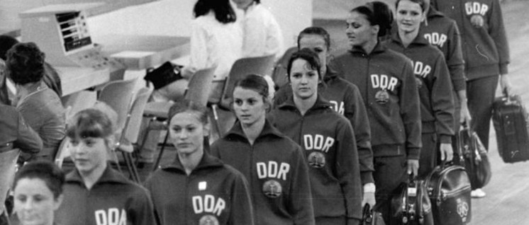 DDR-Turnerinnen auf dem Weg zum Training (München, 1972, XX. Sommerolympiade) (Foto: Bundesarchiv, Bild 183-L0822-0026 / Gahlbeck, Friedrich / CC-BY-SA 3.0)