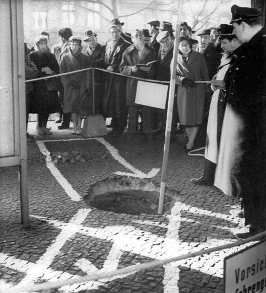 Ein von Westberliner Agenten 1962 durch das Gewölbe des S-Bahnhofs Wollankstraße vorgetriebener Stollen wurde durch eine Absenkung des Bahnsteigs entdeckt.