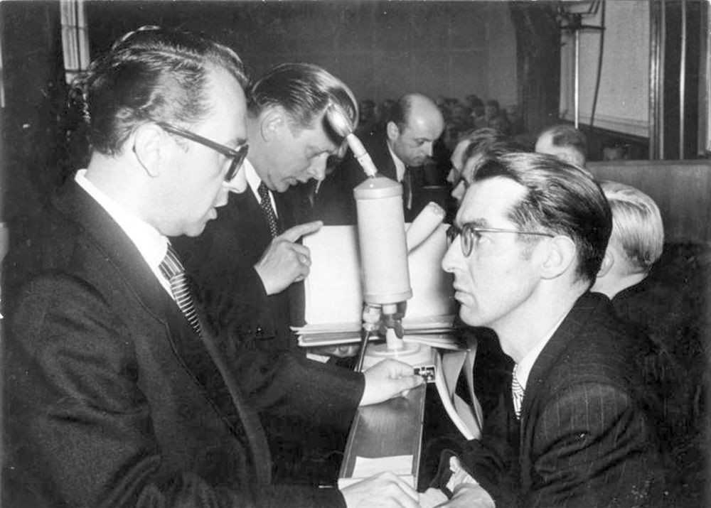 1955, Prozess gegen fünf Agenten der berüch­tigten Westberliner Diversanten- und Spionagezentrale „Kampfgruppe gegen Unmenschlichkeit“. Der Verteidiger (links) im Gespräch mit dem Angeklagten Gerhard Benkowitz.