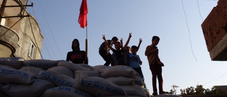 Spielen auf Sandsäcken: Kinder auf einer der Barrikaden von Cizre. (Foto: Olaf Matthes)