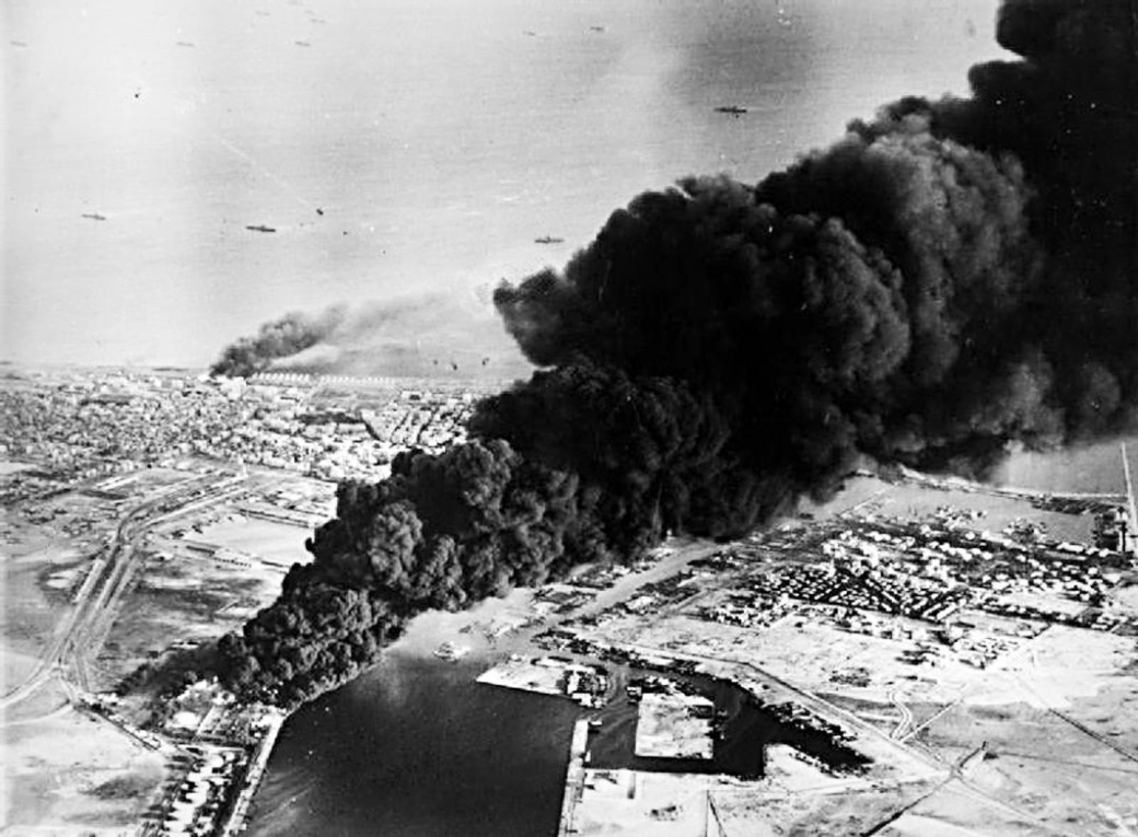 Rauch steigt aus Öltanks neben dem Suez-Kanal auf: Der erste anglo-französische Angriff auf Port Said am 5. November 1956