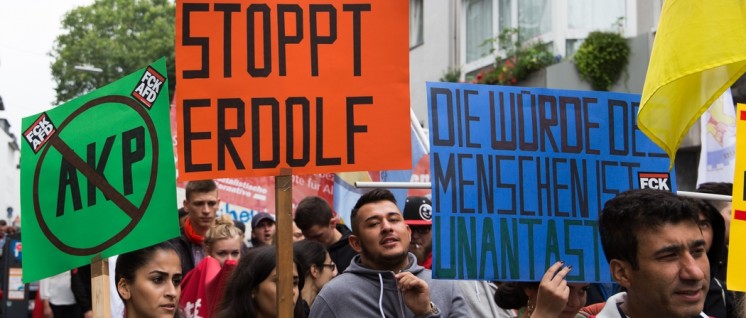 Gegen Rechte und Faschisten in Deutschland und der Türkei: Bei der Demonstration gegen die Pro-Erdogan-Kundgebung.  (Foto: redpicture)