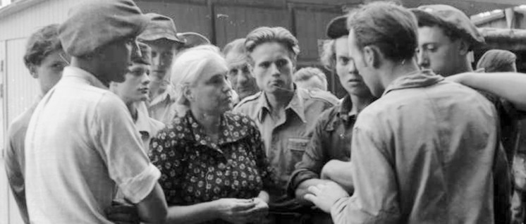 Anna Seghers 1953 in Berlin im Gespräch mit Bauarbeitern. (Foto: wikicommons)