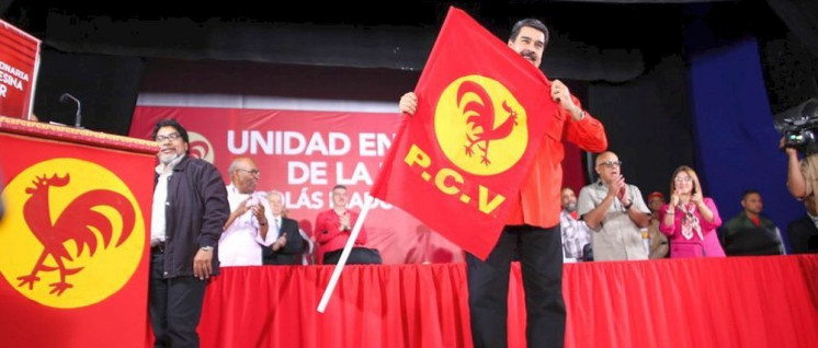 Venezuelas Präsident Maduro nach der Unterzeichnung des Abkommens zur konsequenten Bekämpfung der Krise mit der Fahne der PCV. (Foto: PCV)
