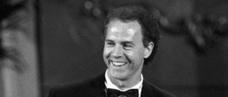 Beckenbauer erhält 1990 den Bambi in der Leipziger Oper. (Foto: Bundesarchiv 183–1990-1127–023.)