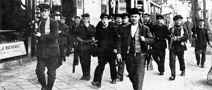 Unter den Linden am 10. November 1918: Bewaffnete Arbeiter und Soldaten (Foto: Archiv)