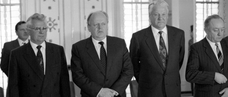 Am 8. Dezember 1991 unterzeichneten Boris Jelzin (2. von rechts), Leonid Krawtschuk (links) und Stanislaw Schuschkewitsch (Mitte), den sogenannten Vertrag von Minsk bzw. die Vereinbarungen von Beloweschskaja Puschtscha. (Foto: RIA Novosti archive, image #52076 / Yuriy Ivanov / CC-BY-SA 3.0)