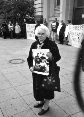 Tilly Hendricks beim Protest vor dem Duisburger Landgericht im Juli 2000 gegen Abschiebung der Romafamilie Zumberov.