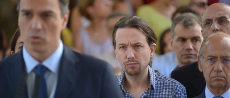 Koalieren? Pablo Iglesias, Generalsekretär von Podemos, ist sich nicht sicher. Bei der Person links vorne im Bild könnte es sich um den zukünftigen Koalitionspartner Pedro Sánchez von der PSOE handeln. (Foto: Podemos)
