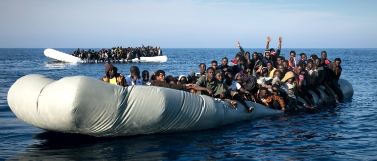 Sinkendes Schlauchboot vor der Küste Libyens (Foto: sea-watch.org)