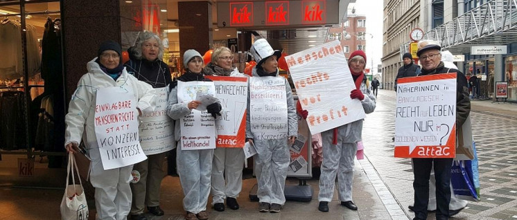 Protest gegen die mörderischen Arbeitsbedingungen in der Bekleidungsindustrie am 29. November im Dortmunder Stadtzentrum. (Foto: Hanfried Brenner)