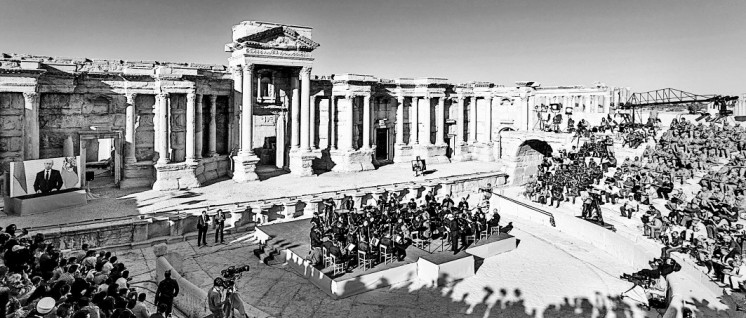 Hier wird nicht mehr gekämpft: Das Orchester des russischen Mariinski-Theaters hat am 5. Mai in einem antiken römischen Amphitheater in Palmyra gespielt. (Foto: Verteidigungsministerium der Russischen Föderation)