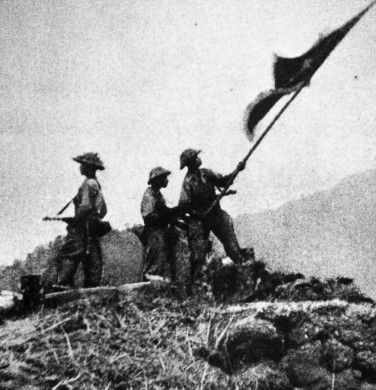 Soldaten der vietnamesischen Befreiungsstreitkräfte hissen ihre Fahne in Dien Bien Phu (7. Mai 1954)