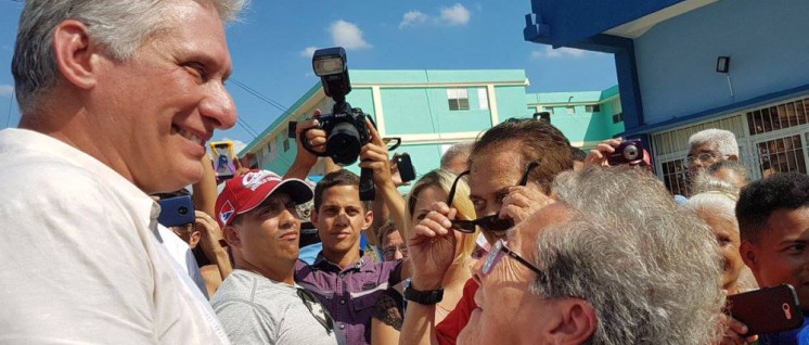 Der kubanische Präsident Miguel Díaz Canel im Gespräch auf dem Weg ins Wahllokal (Foto: Prensa Latina)