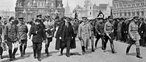 Noch musste sich die Sowjetmacht gegen Interventen und Weiße verteidigen: Lenin mit einer Gruppe von Kommandeuren auf einer Parade in Moskau, Roter Platz (25. Mai 1919). (Foto: public domain)