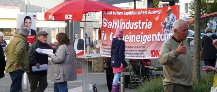 Bundestagswahl 2017: Infostand der DKP-Gruppe Siegen mit einem Thema, das tausende Stahlarbeiter in der Region betrifft (Foto: Tom Brenner)