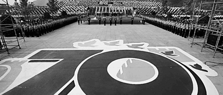 Gedenken im ganzen Land: 40 000 Menschen, unter ihnen Veteranen des antijapanischen Krieges, feierten am 30. August in Zhengzhou (Henan) den 70. Jahrestag des Sieges über Japan. Im Vordergrund: Das offizielle Logo des diesjährigen Gedenkens. (Foto: Xinhua/Wang Yiliang)