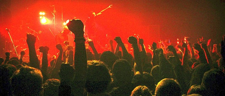 Gegen den Kapitalismus ansingen und Faust recken: Publikum beim „Rise Against“-Konzert. (Foto: [url=https://www.flickr.com/photos/dancox_/3051597861] Dan Cox/flickr[/url])