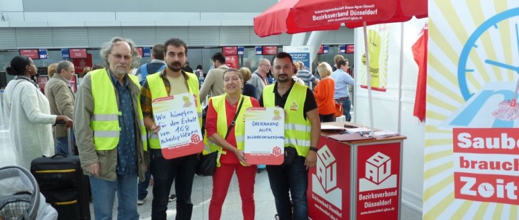 Solidarische Aktion im Flughafen Düsseldorf. (Foto: Bettina Ohnesorge)