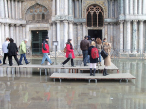 Venedig,: Der Markusplatz unter Wasser. Der rege Verkehr der Ozeanriesen führt zu weiteren Umweltschäden.