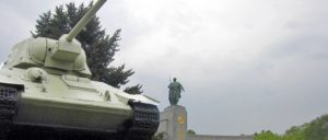 21 Monate Frieden erkauft – und die Waffen produziert, die den Sieg über die Faschisten möglich machten: Panzer T-34/76 vor dem Sowjetischen Ehrenmal im Berliner Tiergarten. Die Fertigung des T-34 begann 1940.