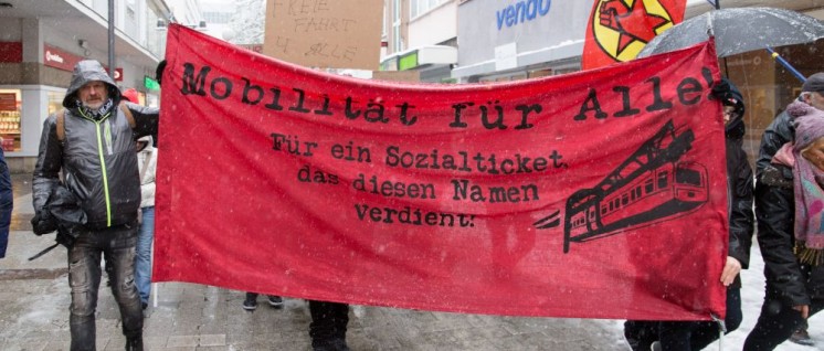 Am vergangenen Samstag fand die erste Demo für den Erhalt und den Ausbau des Sozialtickets für NRW statt. Über 250 Menschen versammelten sich unter dem Motto „Für ein bezahlbares Sozialticket“ in Wuppertal. (Foto: redpicture)