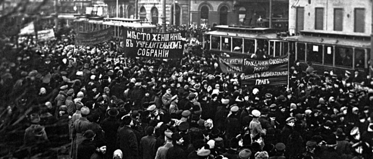 Demonstration auf dem Newski-Prospekt.  (Foto: unbekannt; photo retake by George Shuklin/ State museum of political history of Russia/ gemeinfrei)