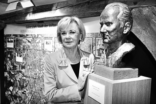 Liz Mohn mit Büste ihres verstorbenen Mannes Reinhard Mohn im Gütersloher Stadtmuseum