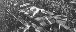 Inmitten einer aufgebrachten Menge steckten diese Panzer des Warschauer Pakts in Prag fest – aber auch die imperialistische Strategie war festgefahren.