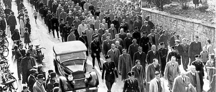 Nach dem Novemberpogrom werden Juden zur „Schutzhaft“! ins KZ verschleppt, Baden-Baden, November 1938 (Foto: Bundesarchiv, Bild 183-86686-0008 / CC-BY-SA 3.0)